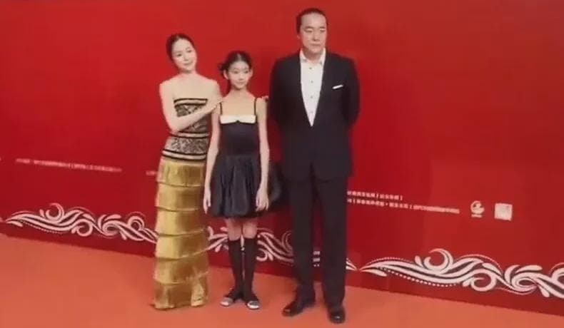 江一燕与赵汉唐参加亚洲艺术电影节走红毯画面