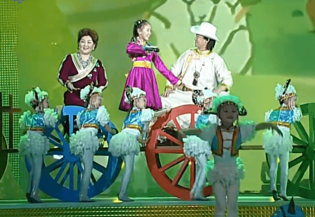 观众观看喜剧电影时开怀大笑的场景