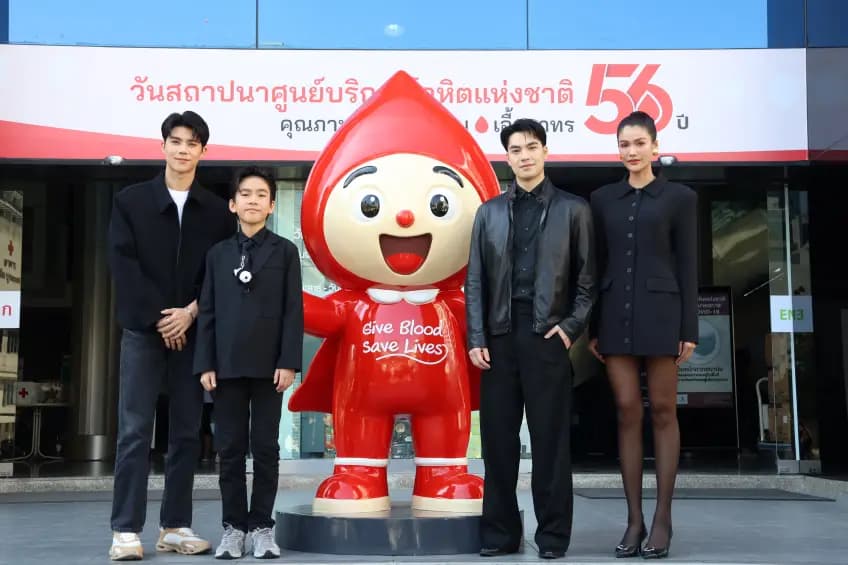 31频道派演员艾姆·萨腊佩奇、纳特·阿尼蓬、纽·阿克拉温、昭坤·蓬通恭春分发黑口罩,向普密蓬先王陛下致敬,赠予献血者