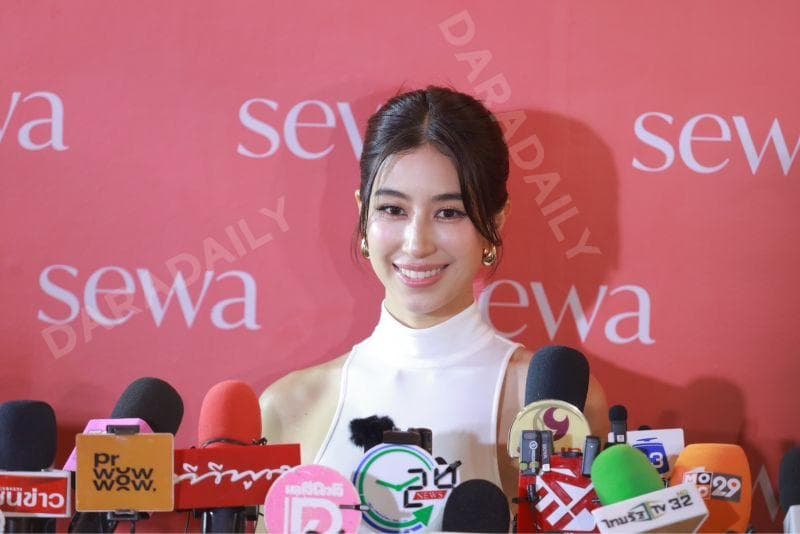 麦-道婚礼宾客围在一起调侃的场景