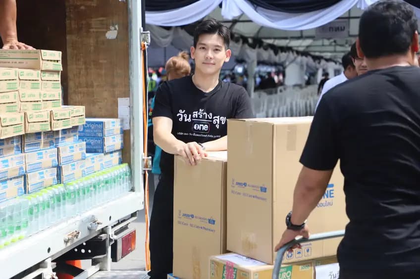 曼谷副市长接收捐赠物资