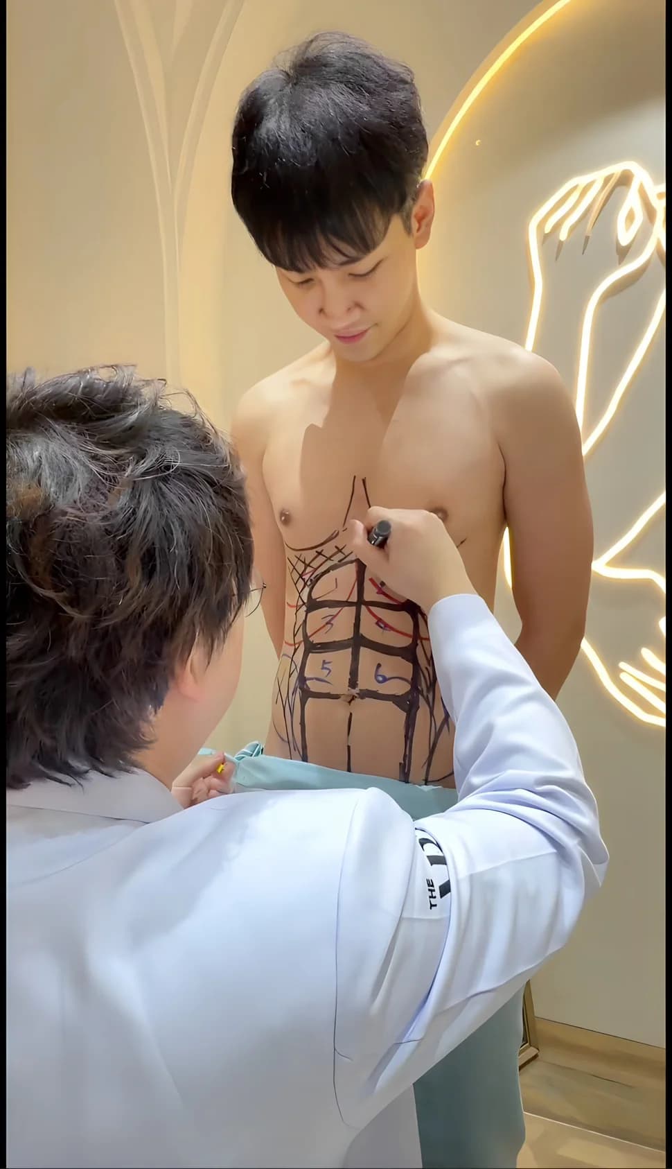 Kimmon Wirodom与医生合影