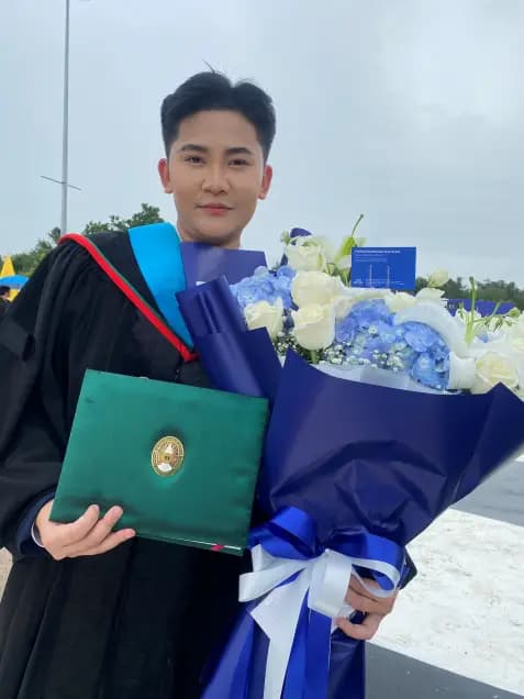 Ten Tai surprising Namteo at her graduation