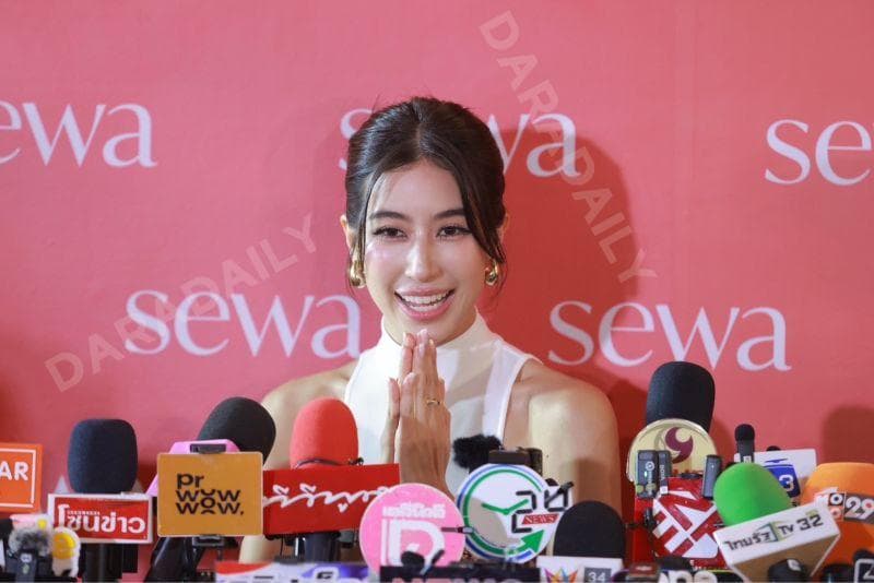 明达·查莉达笑着回应调侃的采访截图