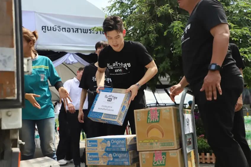 基金会代表与工作人员合影