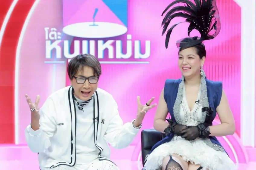 访谈节目中Nhoo Maem姐倾听两人分享的画面