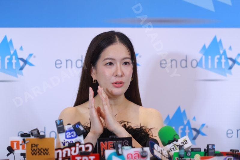 黛安娜与朋友聊天场景