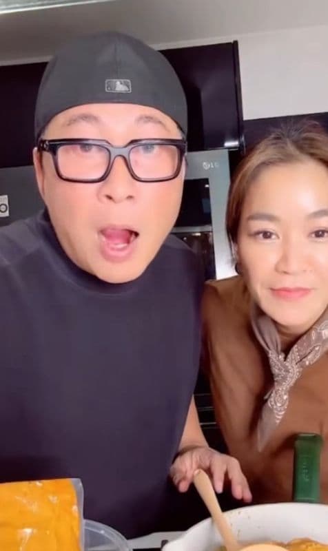 合艾灾民领取Pei-June厨房提供的救灾餐食场景