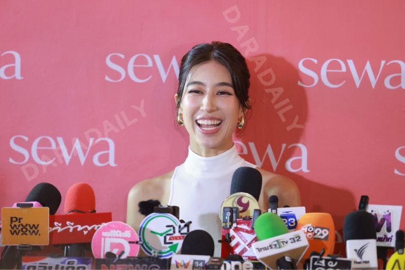 “明达·查莉达”害羞啦!被新娘“锁定”递捧花,首次在麦-道婚礼上接捧花,笑称普帕被狠狠调侃