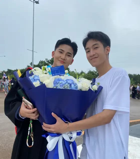 Fans giving flowers to Namteo on her graduation day