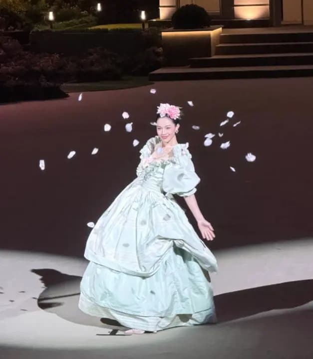 钟楚曦越扒越有!疑故意劈腿挤走刘亦菲,李现赵丽颖也深受其害!