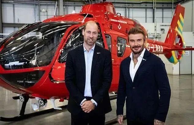 查尔斯国王与贝克汉姆在环保活动中的互动照片