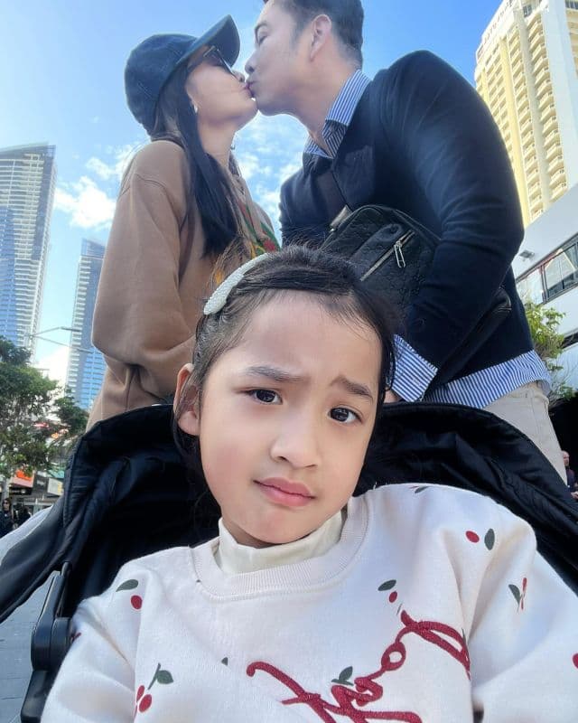 James Ruengsak与KruKoi Natcha家庭幸福的画面