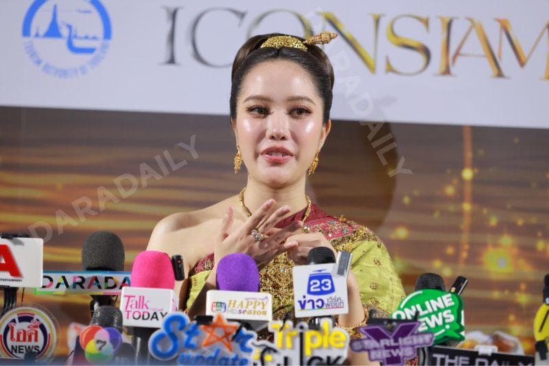 Freen Sarocha身着纯金传统服饰的全身照