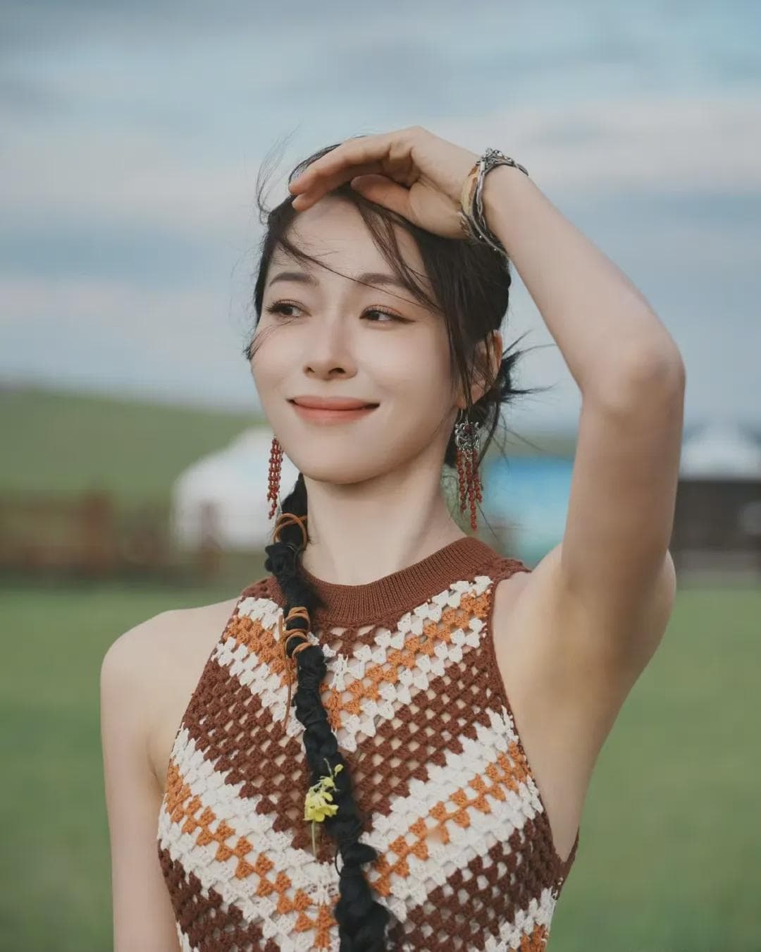 江一燕展示多标签身份的形象照片,如演员、摄影爱好者等