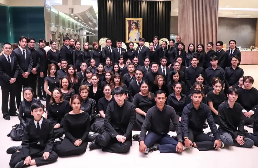 One 31艺人与工作人员默哀致敬画面