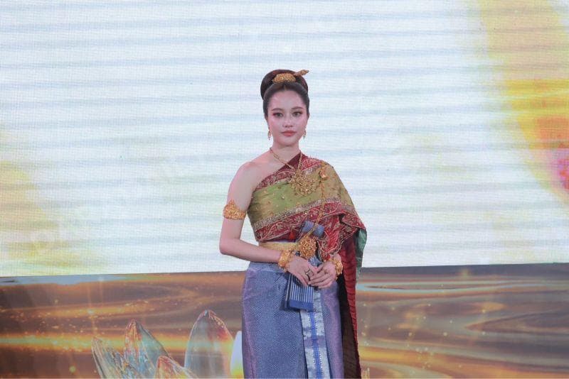 Freen Sarocha分享穿传统服饰感受的画面