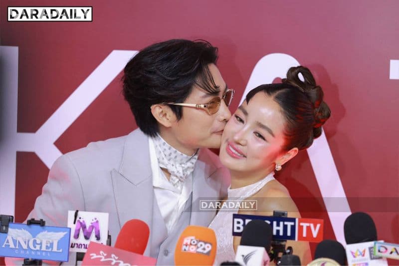 卡拉泰·R-Siam与男友托西接受采访的照片