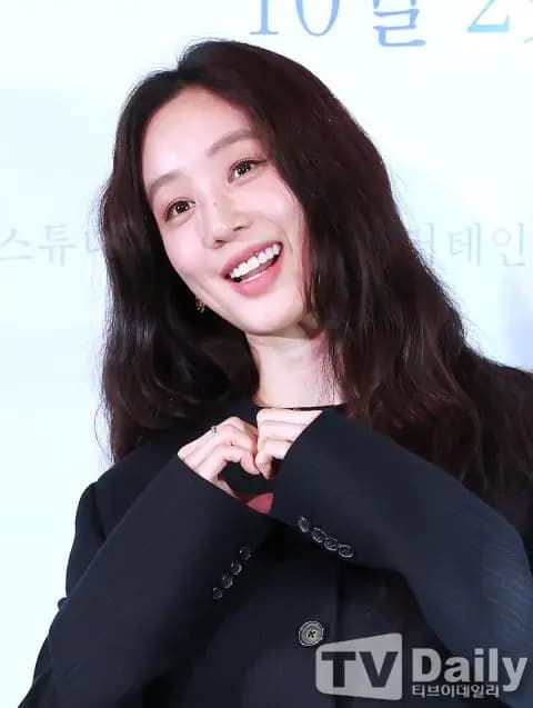 郑丽媛在《白车里的女人》试映会现场