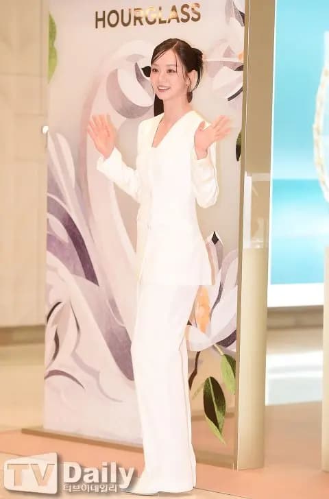 惠利在快閃店活動現場,宛如CEO巡視