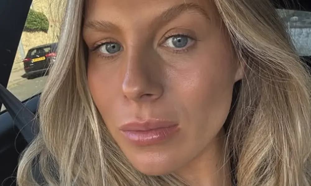 弗兰基·加夫抱着新生儿的温馨照片