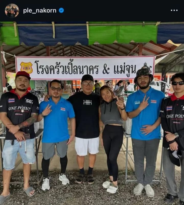 救援团队在湍急水流中向被困村民递送生活物资