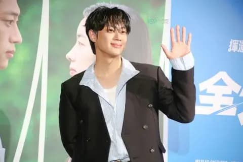 韩国演员河锡辰帅气亮相台湾宣传活动