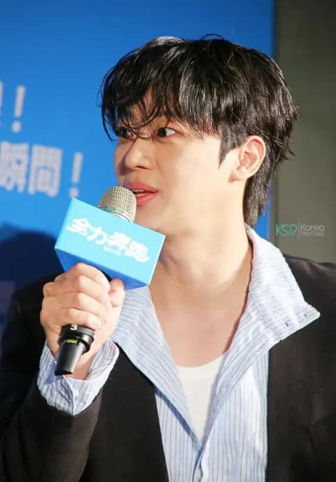 《全力奔跑》主演们在活动现场合影留念