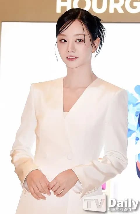 惠利向現場媒體與粉絲揮手致意