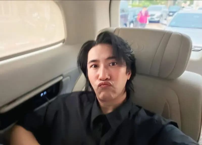 泰星主播慕伊阿里萨拉在新闻节目中播报搭档努姆入院的消息