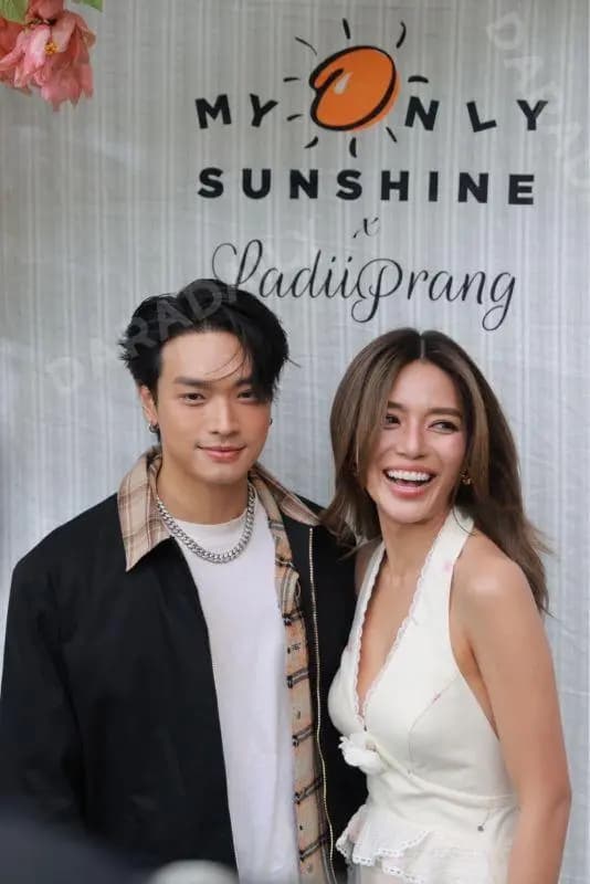 泰国女星Prang展现成熟女性的自信笑容