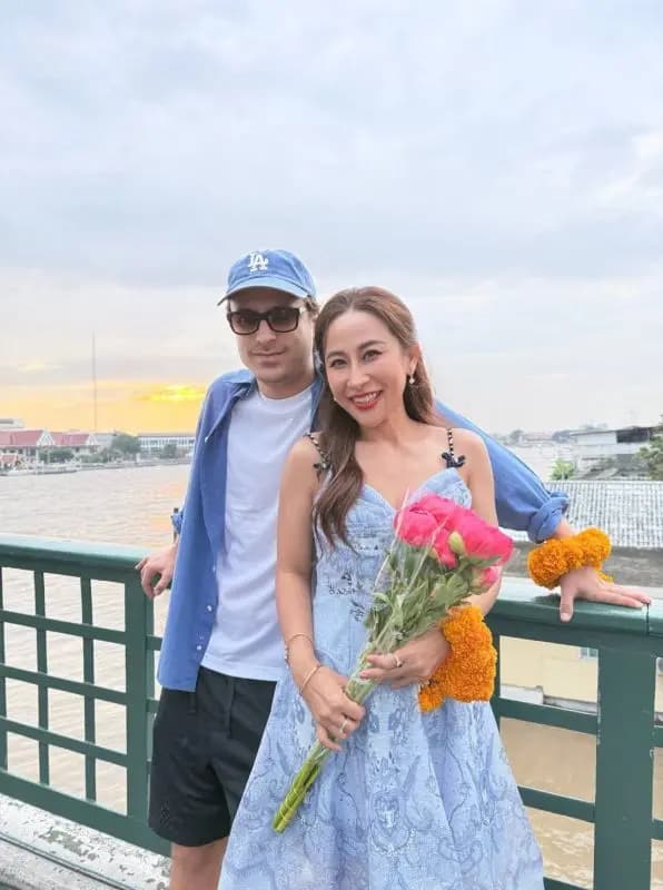 拉拉·宽纳帕收到外国男友送的花束甜蜜幸福