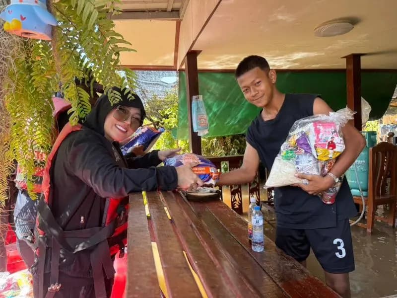 泰国洪水导致公路局紧急修筑临时堤坝以恢复交通