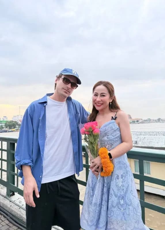 拉拉·宽纳帕与外国男友亲密互动配文数花朵