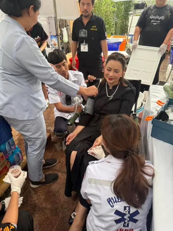 泰国女星布姆·帕纳达在皇家田广场做志愿者时不慎晕倒,被众人搀扶