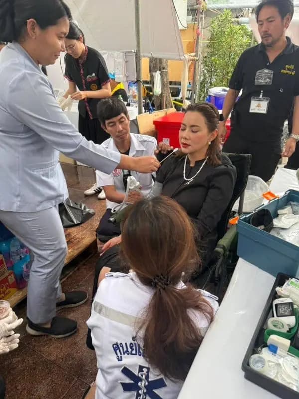 布姆·帕纳达在洪灾现场涉水为受灾群众分发物资