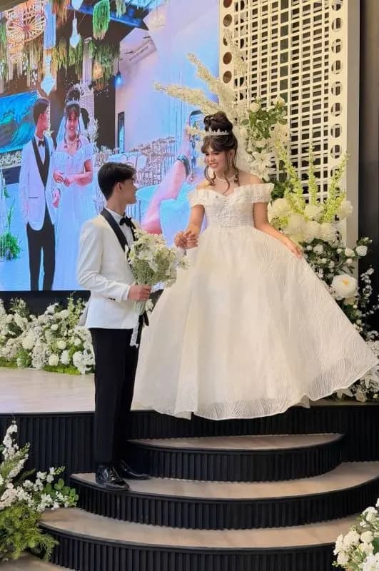 Pree与Ford破镜重圆后的幸福合影展示两人深厚感情