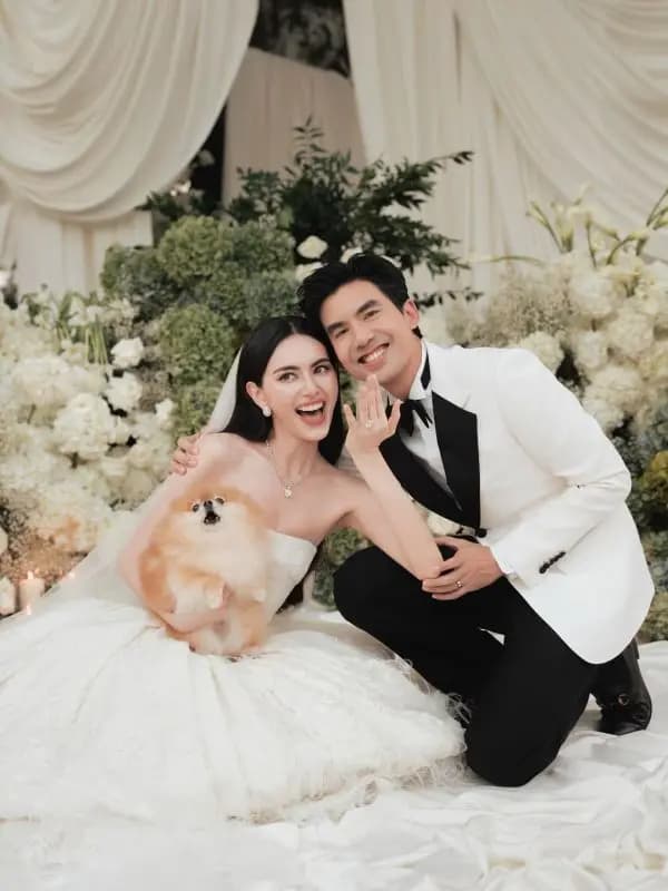 “麦·戴维卡(ใหม่ ดาวิกา)在婚礼上讲述歌曲《爱火》的由来,称其为两人爱情的象征”