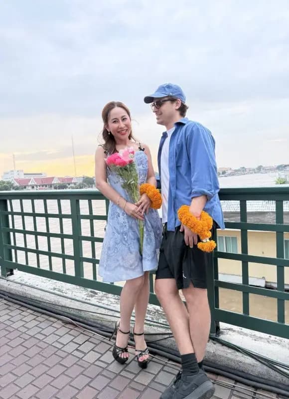 拉拉·宽纳帕旅行中与新男友的甜蜜合影