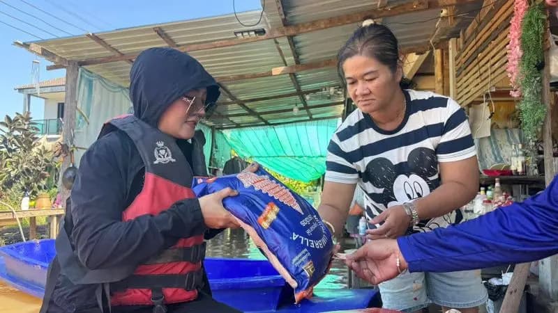 善举基金会代表蒂蒂卡恩在大城府帕海县为洪水受灾村民分发大米和生存包