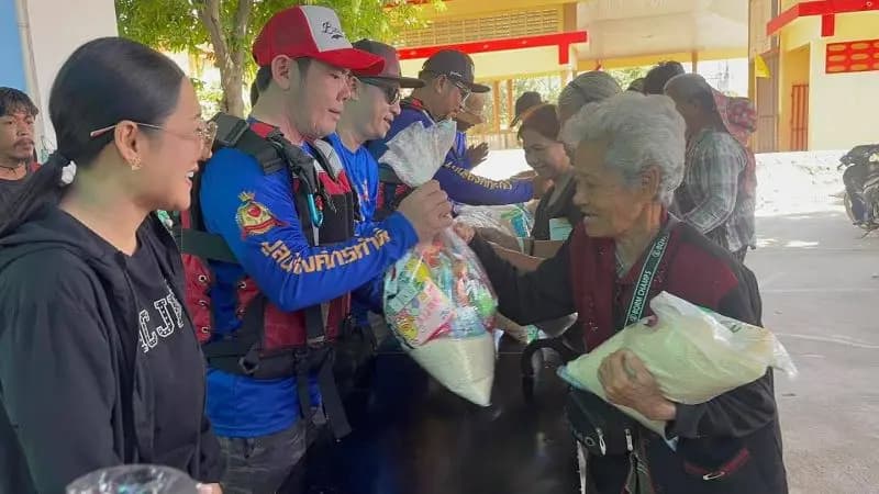 医院设立便民服务帐篷并安排船只接送患者就医