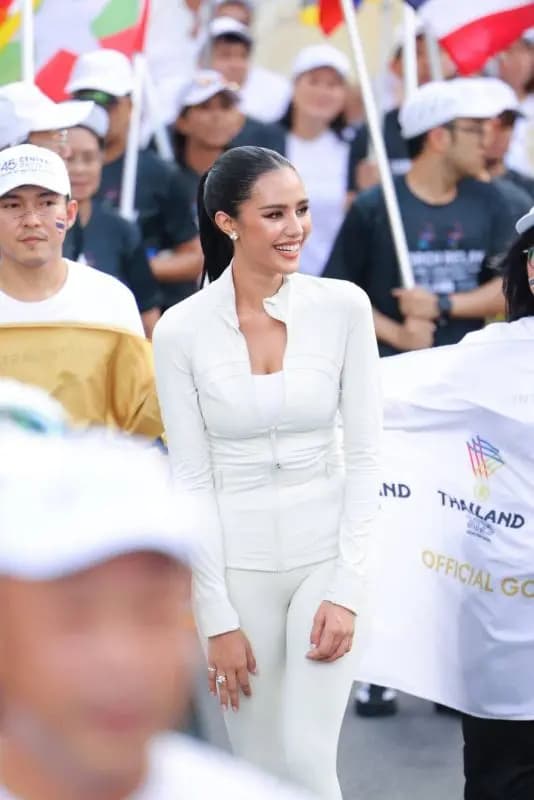 “Opal Suchata-Dom” 参与第33届东南亚运动会圣火传递仪式