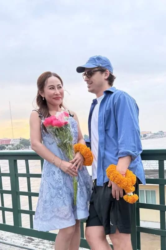 知名乡村歌手拉拉·宽纳帕IG晒花官宣异国恋情