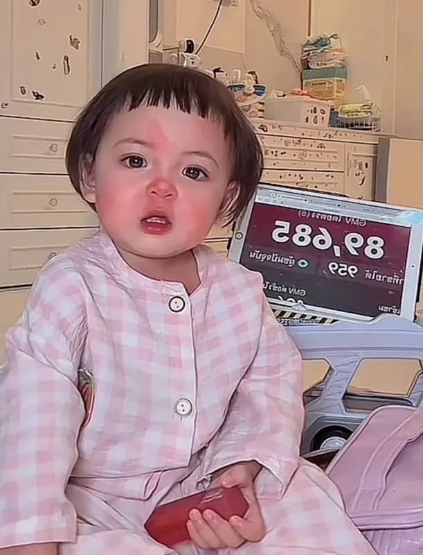 Monet在日常生活中的可爱瞬间与睡眠状态