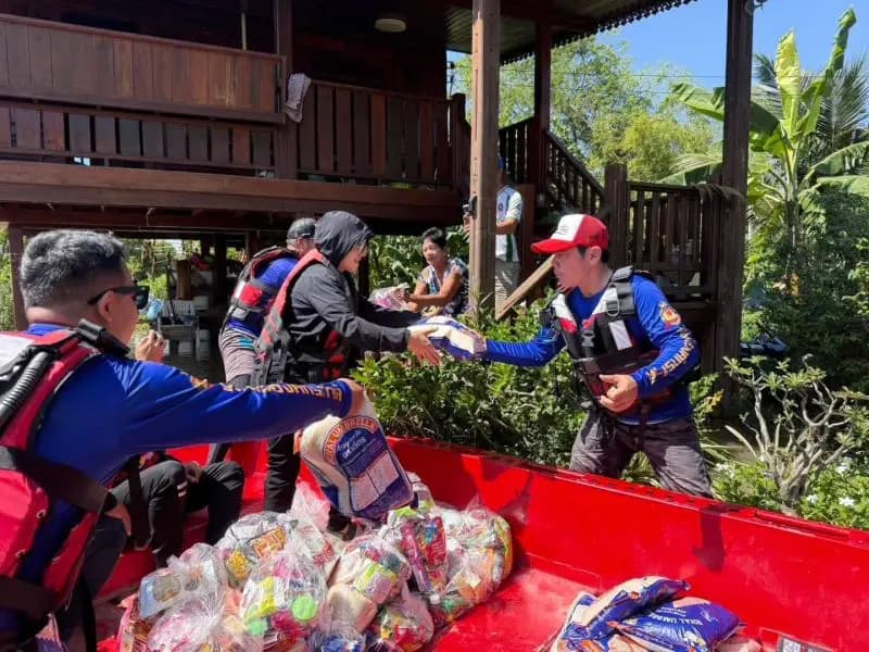 救援团队乘船深入大城府塔丁村受灾区域进行物资援助