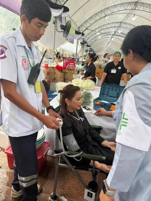 布姆·帕纳达带领行善组织团队运送大米支援信武里洪水灾区