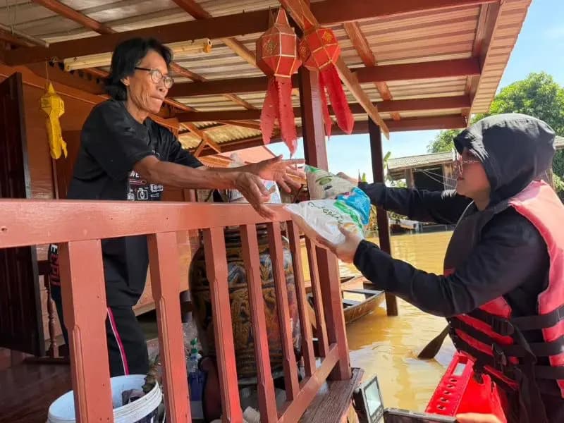 信武里府因武里医院被高水位洪水包围,入口通道完全淹没