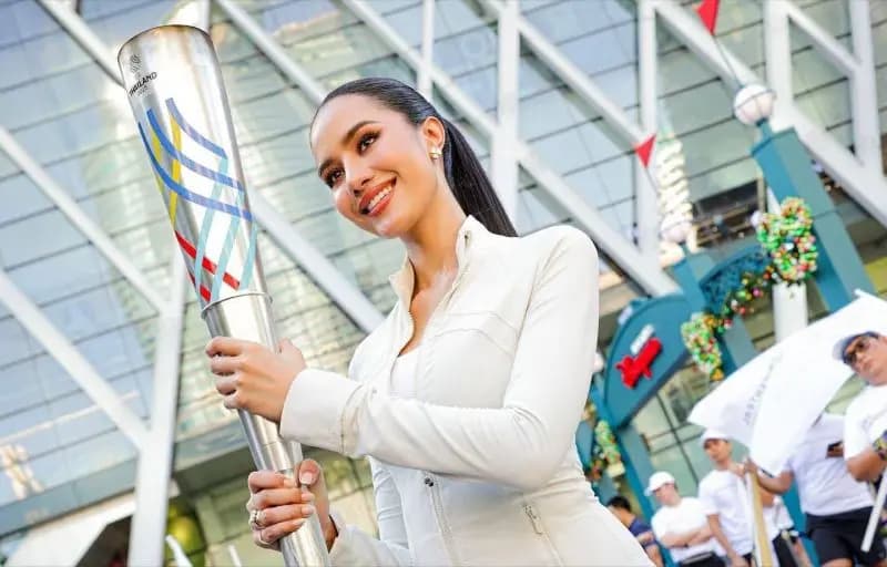 多姆帕功跑过皇家田广场