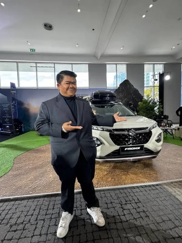 Nine穿着毕业学士服,手捧鲜花与父亲Kootee温馨互动