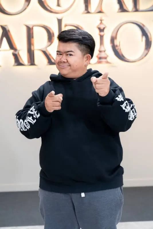 众多亲戚朋友齐聚一堂,为Kootee的女儿Nine庆祝毕业